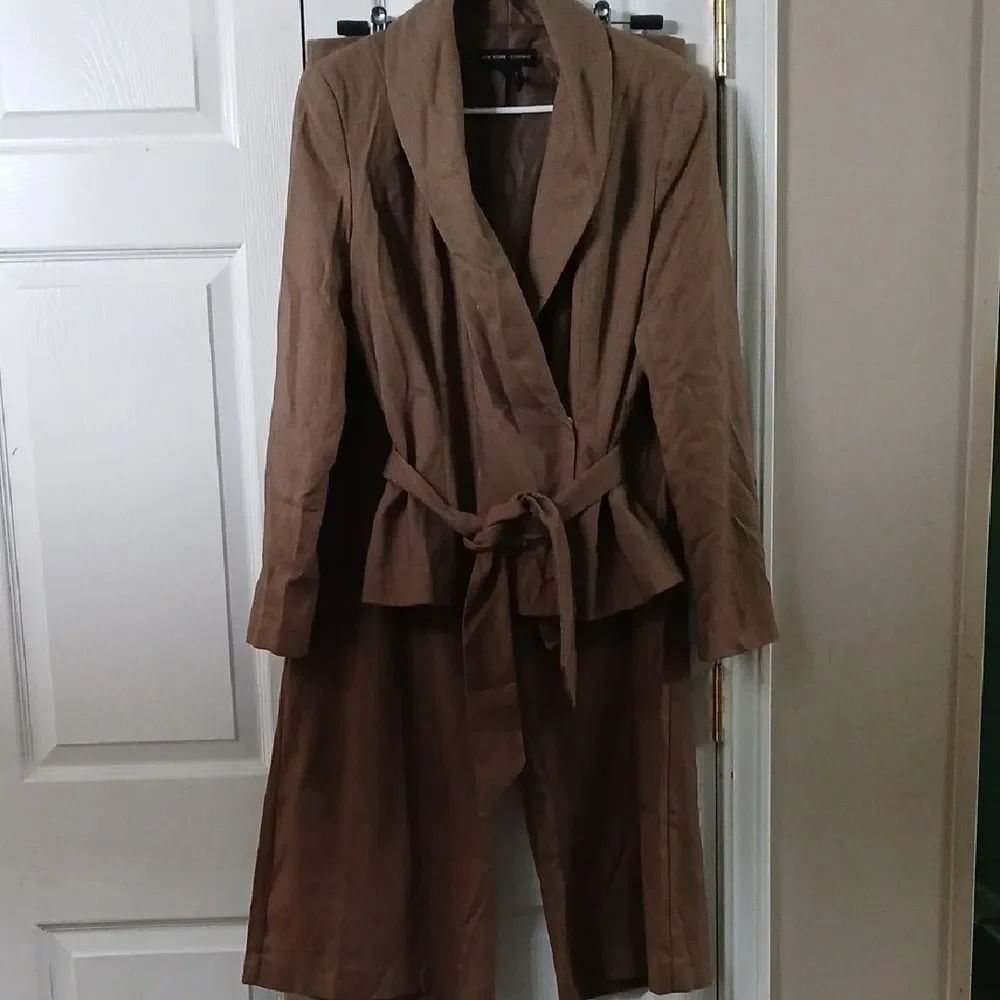 New York & Company Taupe Herringbone wide leg Pantsuit Sz 10 NWOT